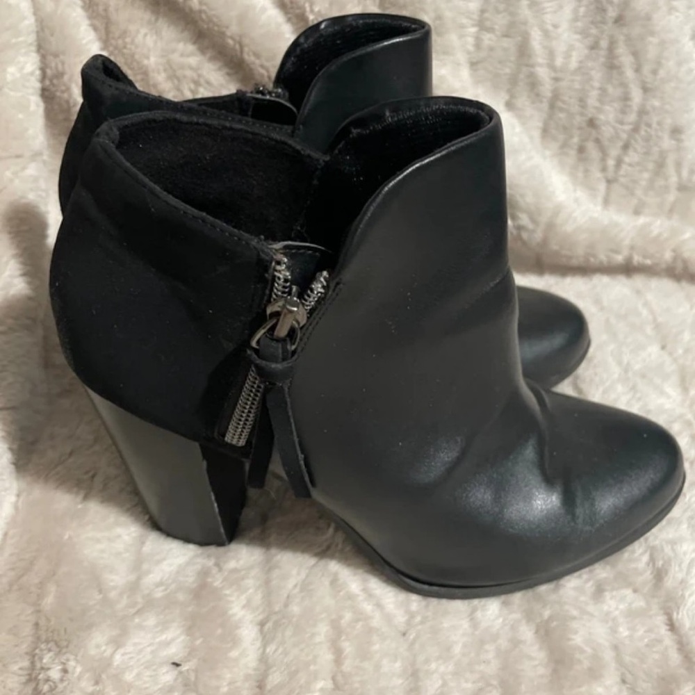 FIONI Clothing Black Ankle Booties with Chunky Heel and Side Zip